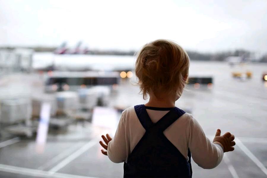 Consejos para viajar en avión con niños y no morir en el intento