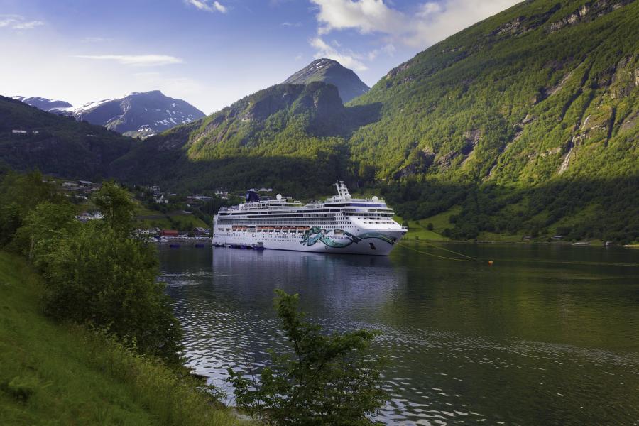 Norwegian Cruise Line te ofrece cruceros diferentes con grandes glaciares y safaris con animales exóticos