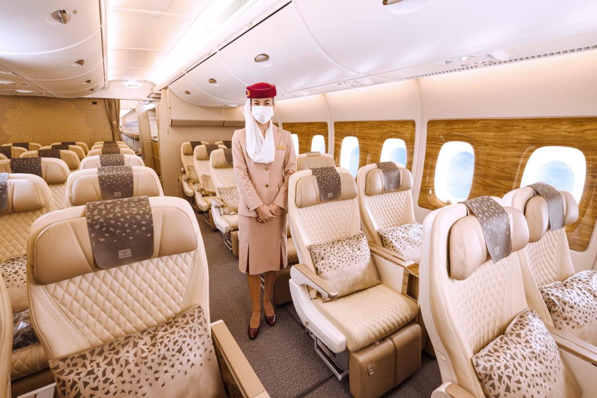 Con la introducción de la Premium Economy a bordo y en tierra, a los pasajeros les espera una nueva experiencia de viaje distintiva con Emirates. La aerolínea ha anunciado que pondrá a la venta esta codiciada cabina a partir del 1 de junio de 2022.