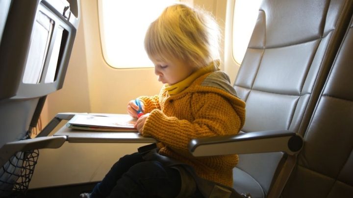 Consejos para que los niños viajen solos en avión de forma segura